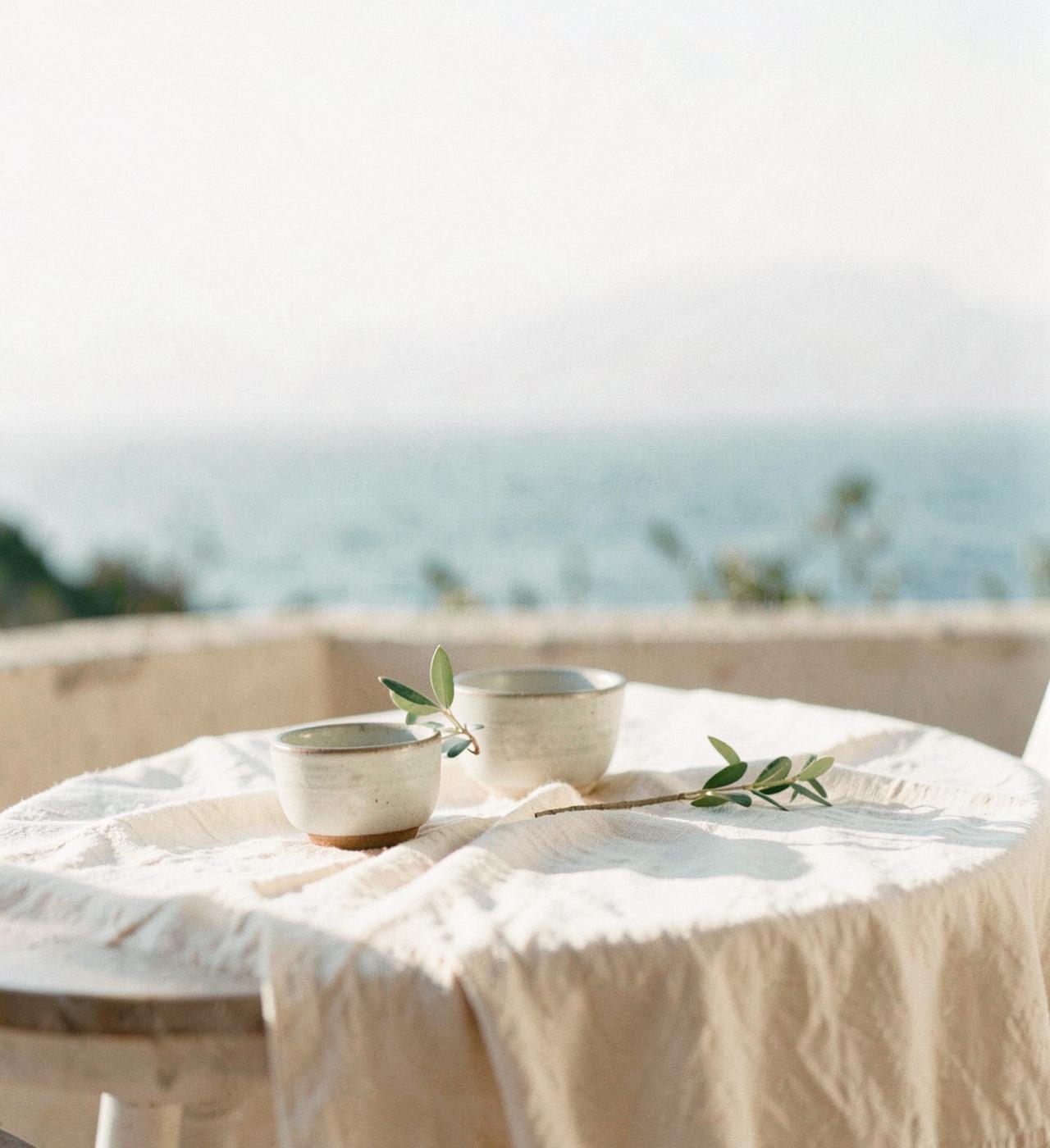 Ruhige Terrasse des Holistic Life Center auf Mallorca in warmem Licht
